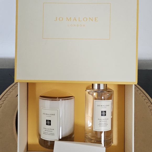 Jo Malone Lone English Pear and Freesia Home Collection - Picture 2 of 3